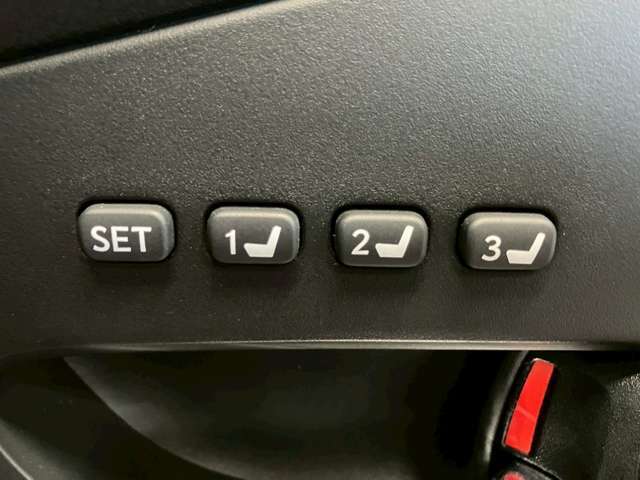 【運転席ポジションメモリー付パワーシート】ワンタッチで記憶させていたシートの前後・リクライニングはもちろん、シートリフターも備えます☆快適なドライブをお楽しみ下さい♪