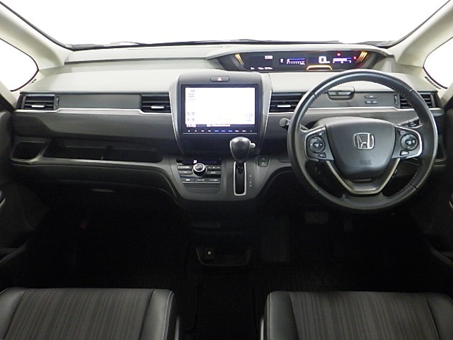 運転席は大きな座面と包み込むような背もたれが身体全体を支えます。上質なシートを採用し長時間の運転やコーナーの多い道も快適です。座ったときの頭上スペースも余裕たっぷりでロングドライブも楽チンです♪
