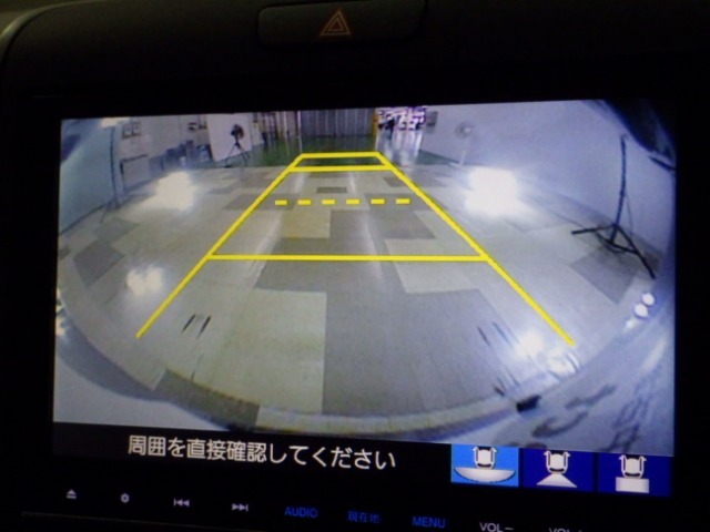 【リアカメラ】ギアをバックに入れていただくと自動的にモニターが切り替ります。ガイドライン付で距離感もつかめて車庫入れも安心！目視確認も必ずお願い致します。