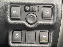 【エマージェンシーブレーキ】前方の状況をチェックし、車両や歩行者との衝突を回避したり、衝突による被害を低減するための技術です。