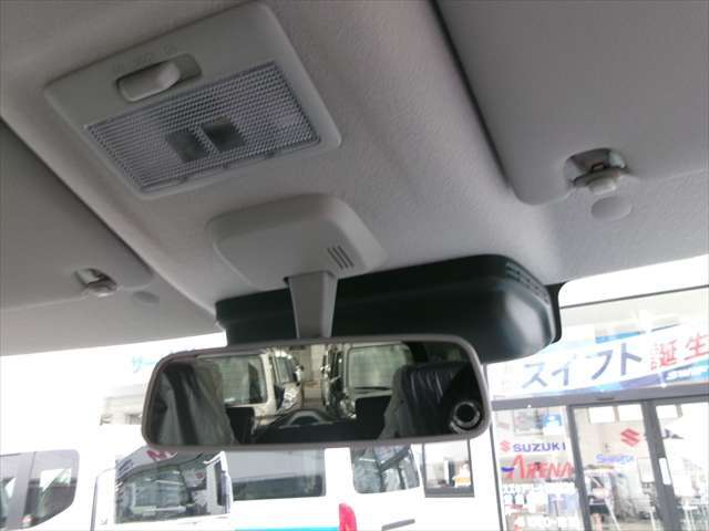【整備工場完備】当店では近畿運輸局から認可を受けた整備工場を完備しております！オクルマの整備は全て当店でご対応可能です！国家資格を保有した整備士も常駐しておりますのでご安心して整備をお受け頂けます！