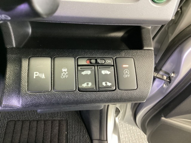 リアドアは乗り降りに便利な両側電動スライドドアです。また運転席に座っていながらスイッチ操作で自在にスライドドアを開け閉めできます。安全装備のVSAの解除スイッチがついています。
