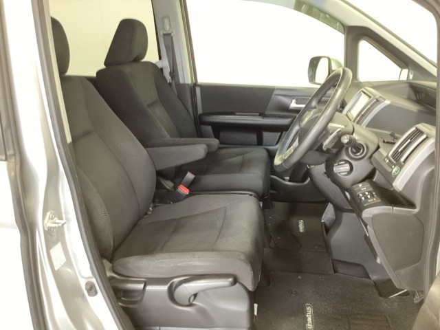 女性でも運転がしやすいように、シートの高さ調整機能（シートリフター）がついています。運転席と助手席の間が空いている為、助手席側への移動がスムーズです。交通量の多い道でも助手席側から乗り降りができます。