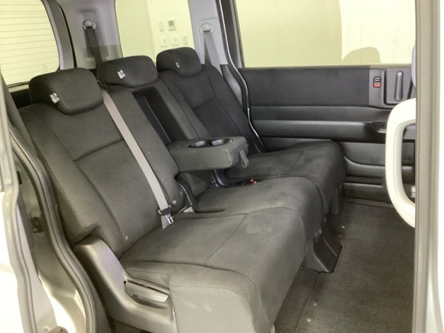 2列目シートは背もたれの角度調節ができるベンチシートになっております。長距離運転になってもゆったりとできるように、カップホルダー付きアームレストがついてます。