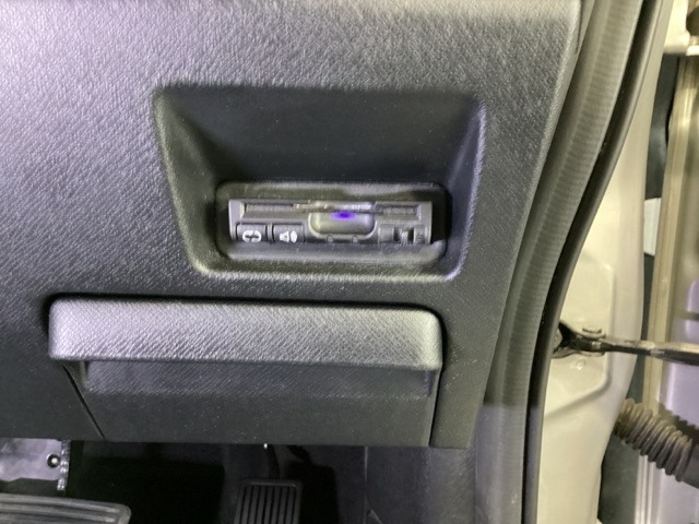ハンドルの右下にETCがついています。高速道路の料金所の通過も楽々です！。　カードの取り出しもしやすい場所についています。