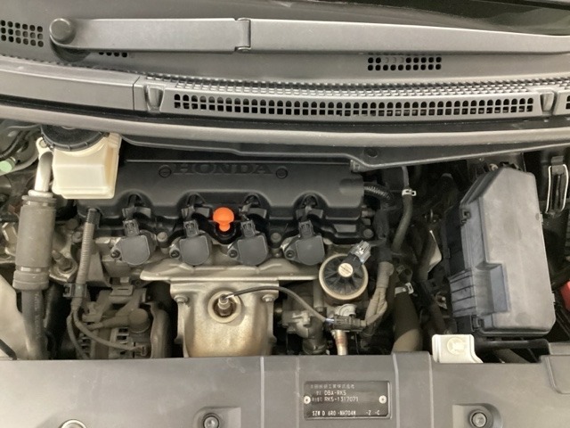 ホンダスタッフがしっかり整備して保証付きにてお渡し致します。エンジンルーム＆室内ルームともにクリーニング済みで清潔です。快適なドライブをお楽しみください。
