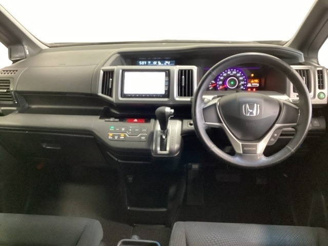 車内は光触媒抗菌消臭施工済です。インパネ周りはスタイリッシュなデザインで機能や装備も充実しています。グローブボックスやカップホルダーのほかにトレーなどたくさんの収納スペースが付いています。