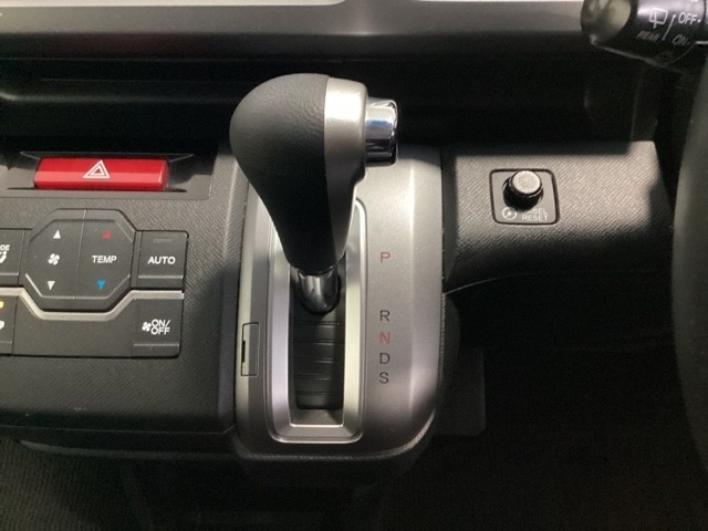 CVT車のセレクトレバーです。低速から高速まで、変速ショックのないスムーズな走りを実現するとともに、エンジン効率のよい領域を維持することで燃費にも貢献します。