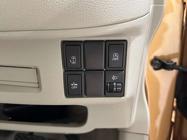 片側電動スライドドア装備車です。アイドリングストップ機能付いています。