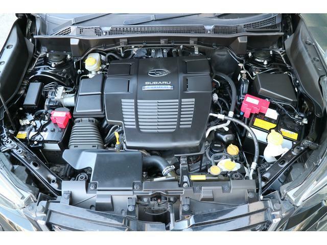 SUBARUの水平対向エンジン、回転バランスに優れているほかエンジン全高が低く、軽量・コンパクトな特性により、車体の低重心化にも貢献します。
