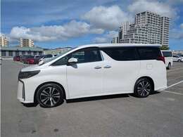 おひとり、恋人、ご友人、ご家族など、少人数でも大人数でもお出かけが楽しめます。この車で楽しいドライビングライフを送りましょう♪