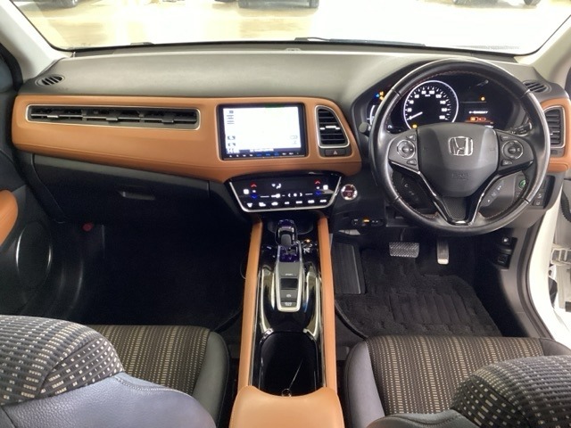 車内は光触媒抗菌消臭施工済です。スタイリッシュなデザインでスポーティなインパネ周りを演出します。グローブボックスやカップホルダーのほかにトレーなどたくさんの収納スペースが付いています。