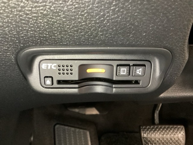 ハンドルの左下にETCがついています。高速道路の料金所の通過も楽々です！。　カードの取り出しもしやすい場所についています。
