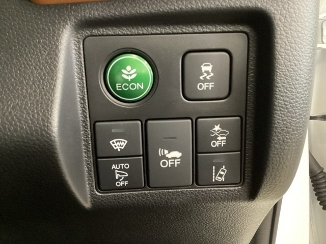 Hondaセンシング用の、VSA（ABS＋TCS＋横滑り抑制）解除とレーンキープアシストシステムのメインスイッチなどはハンドルの右側に装備しています。燃費に役立つECONボタンもここです。