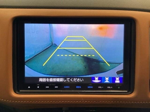 バックでの車庫入れも安心です！　リアカメラが付いているバックモニター付のナビを装備しております。操作線もついており距離感も画面から確認できます。