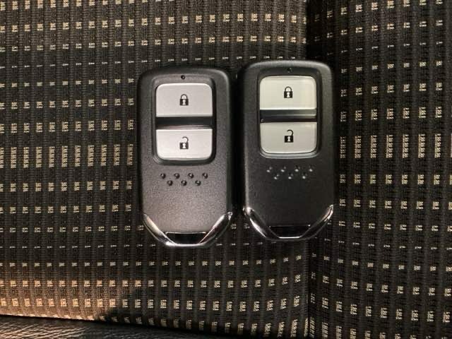 スマートキーを装備しています。鍵を差し込むことなくドアロックの開け閉めと、スタートボタン操作でのエンジンスタートができます。スペアキーも同じものを用意しております。