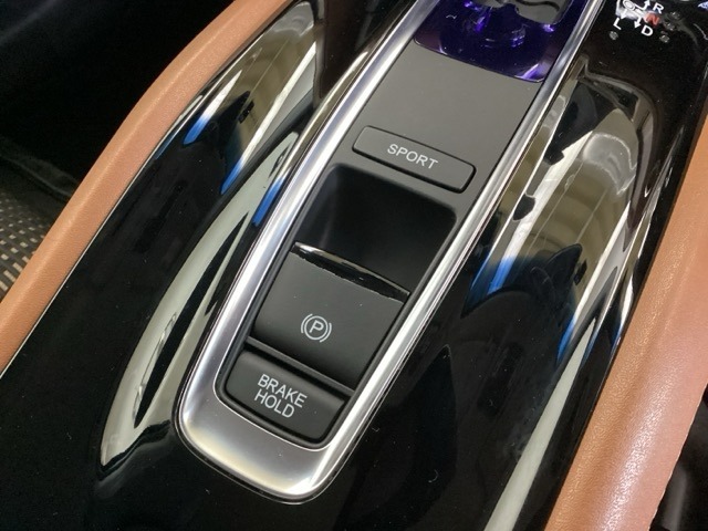 セレクトレバーの下に電子制御パーキングブレーキがあります。スイッチひとつで、停車した地点の傾斜などをシステムが検知・判断してブレーキ力を自動的に最適制御し、しっかり停車できるパーキングシステムです。