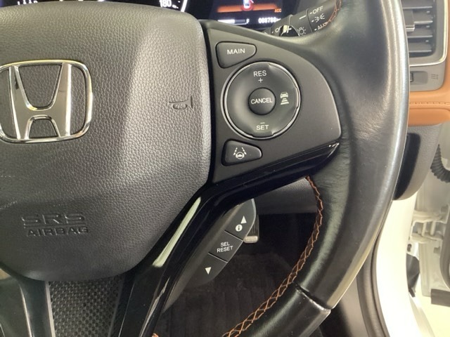 ハンドルにHondaセンシング系のクルーズコントロールやレーンキープアシストなどの操作スイッチが装備されています。ハンドルから手を離さず安全に操作できます。