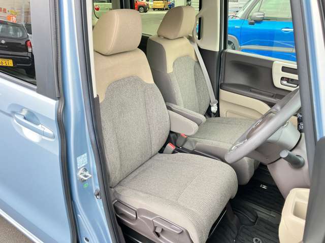 【フロントシート】高めのヒップポイントで見晴らしが良く、運転もしやすいですよ◎運転席アームレストがついているので長距離運転時の疲労軽減になりますよ◎