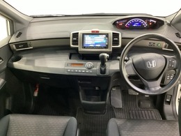 車内は光触媒抗菌消臭施工済です。インパネ周りはスタイリッシュなデザインです。グローブボックスやカップホルダーのほかにトレーなどたくさんの収納スペースが付いています。