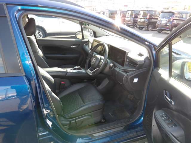 運転席は座面の上下調整が可能なシートリフター装備。