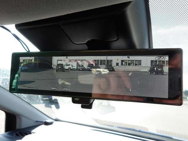 スマートルームミラーが付いているので、あめが降ってもクリアな後方視界が確保できます。