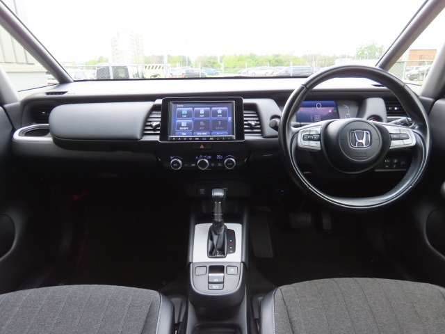 広びろとした視界が運転にゆとりを広げます