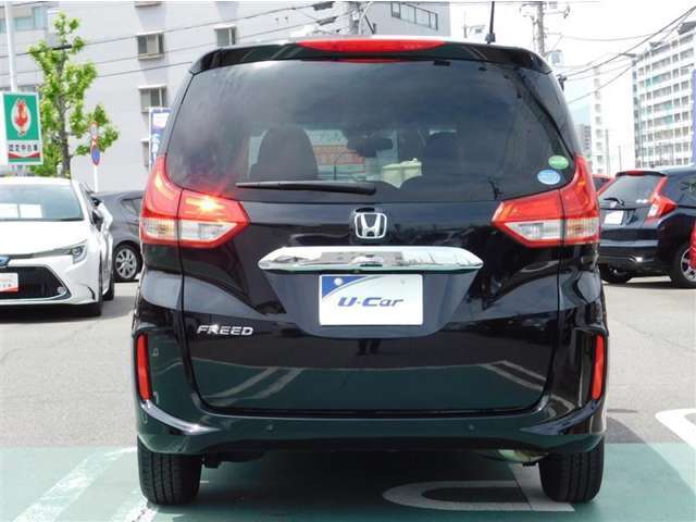 車のナンバープレートをお好きな番号に設定できます（大きな4桁の部分のみ）。結婚記念日やお子様の誕生日などにされてはいかがですか？※申請手数料等別途必要です。