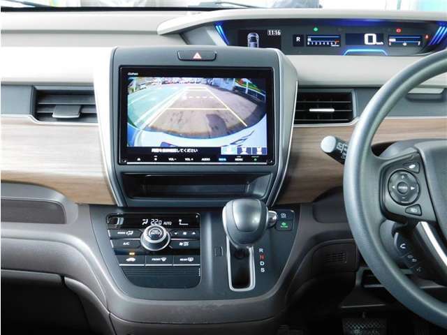 大画面9インチディスプレイのホンダ純正ナビゲーションが装備されています。フルセグT・　Bluetooth オーディオにも対応。後方の視界をカバーするバックカメラも付いています。