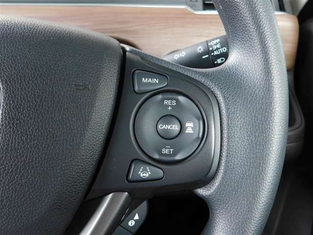 前方を走行する車両と自動的に一定の車間距離を保ちながら走行することができるレーダークルーズコントロールを装備。長距離ドライブの疲労を軽減してくれます。