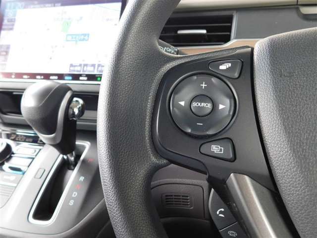ハンドルから手を離さずにオーディオの操作ができるステアリングスイッチを装備。わき見運転の防止にもなり安全運転に貢献します。
