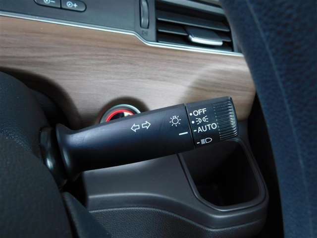 ヘッドライトスイッチをAUTOにしておけば昼間でもトンネルなど暗い所に入った時には自動的にヘッドライトが点灯。高速道路などトンネルの多いところを走行する時、大変便利です。