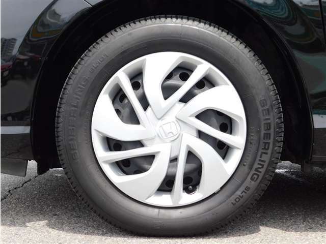 純正ホイールキャップ付き15インチスチールホイールです。タイヤサイズは185/65R15