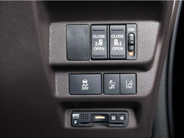 運転席からでもリヤ両側電動スライドドアの開閉が可能です。衝突被害軽減ブレーキをはじめとする安全装備も充実！　　ETCも装備されています。