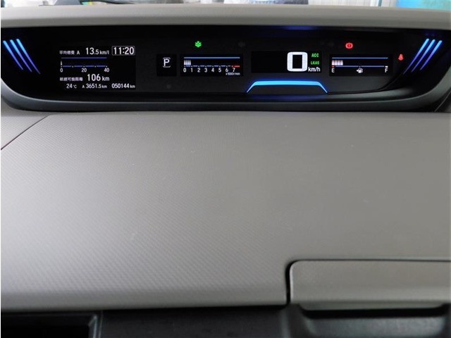 視認性の高いデジタル表示の液晶メーターパネル。走行距離は50144Km(入荷時）