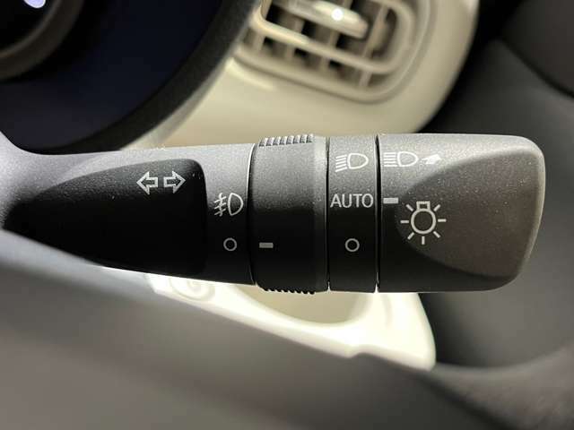 【オートライト】車外の暗さを察知して、自動的にヘッドライトを点灯してくれます♪トンネルを走行する際にも、自動的に点灯してくれて便利な装備の1つです♪