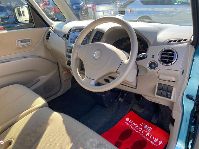 コックピット周りはお車によって様々な違いがございます。ナビの場所　メーターの場所。実際に運転席に座ってみて下さい。