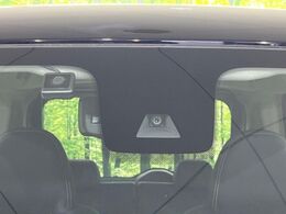 【三菱e-Assist】走行中に前方の車両等を認識し、衝突しそうな時は警報とブレーキで衝突回避と被害軽減をアシスト。より安全にドライブをお楽しみいただけます。