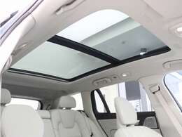 屋根一面まるごととも言える特大サイズのチルトアップ機構付電動パノラマ・ガラス・サンルーフ。晴天時はもちろん、雨天・曇天時にもブラインドを開けることで常に開放的な車内空間を実現させてくれます。