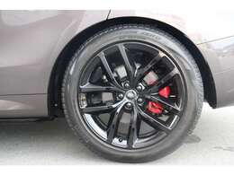 22インチスタイル5127ブラックホイール。レッドブレーキキャリパー