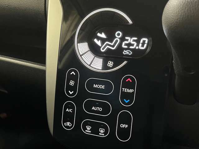 【オートエアコン】オートエアコンは温度を設定すれば自動で快適な状態をキープしてくれるので運転中の温度操作が減り安全面でも安心ですね。