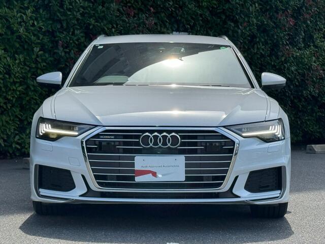 Audiデザインの特徴であるシングルフレームグリルが存在感を主張します。