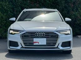 Audiデザインの特徴であるシングルフレームグリルが存在感を主張します。