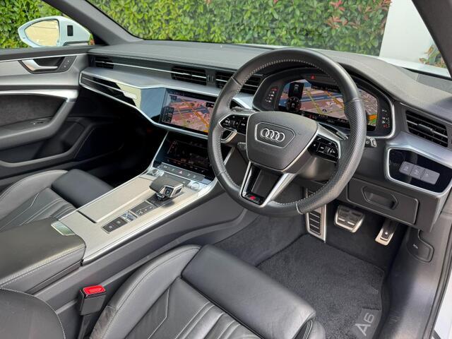 Audiのインテリアはエクステリア同様、優れたデザイン性とクオリティ、そして機能性を兼ね備えております。