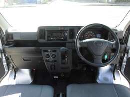 ロードカンパニーでは、仕入れ担当が、良質車を見極め仕入れし御車が入庫後、スタッフが念入りに試乗し当店のチェック項目をクリアした車両だけを丹念に磨き仕上げ展示しています。