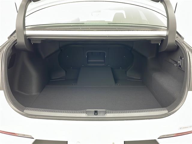 【トランク】積み込みやすくて、たっぷり積める荷室です。シートアレンジできるものは、乗車人数と荷物の量や大きさによってシートを動かすことができるので、より快適なドライブが可能です！