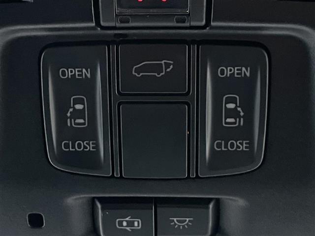 【両側パワースライドドア】小さなお子様でもボタン一つで楽々乗り降り出来ます。駐車場で両手に荷物を抱えている時でもボタンを押せば自動で開いてくれますので、ご家族でのお買い物にもとっても便利な人気装備。