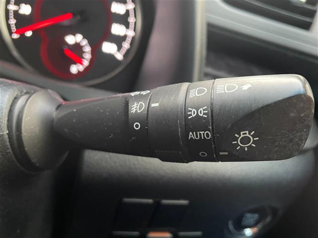 【オートライトシステム】車外の環境に合わせてライトを点灯します。トンネル入り口では瞬時に点灯するなど、点灯、消灯を車外の明るさに応じて行います。