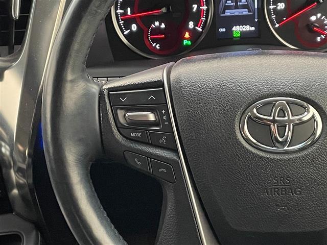 【　ステアリングスイッチ　】手元のスイッチでナビ操作が可能です。非常に便利な機能です。取り付けのナビによってはオプション設定となっております。詳しくはスタッフまで。