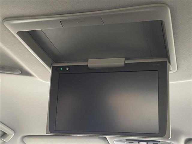 【フリップダウンモニター】フリップダウンモニターが装備されております、お子様など、ロングドライブでも退屈せず楽しくお過ごしいただけます。